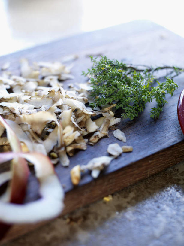 无人,竖图,俯视,室内,特写,白天,苹果,水果,一块,朦胧,模糊,新鲜,装饰,木制,生食,食品,果实,案板,砧板,食物,红色,木制品,有机食品,绿色食品,华丽,修饰,点缀,迷迭香,海洋之露,衬托,美观,雅致,雅观,苹果皮,彩图,高角度拍摄