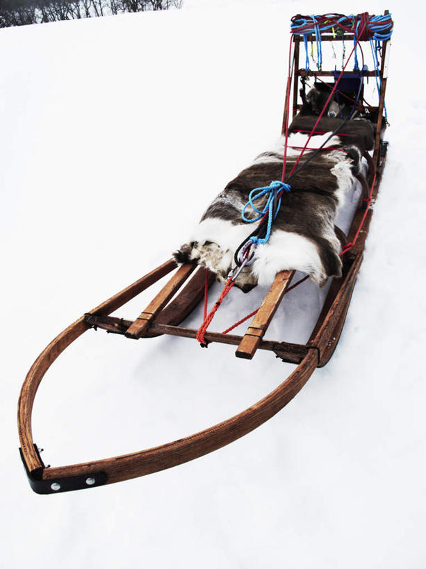 无人,竖图,俯视,室外,特写,白天,雪,大雪,许多,连接,组合,木制,积雪,雪景,冬季,冬天,一个,黄色,红色,蓝色,木制品,绳子,垫子,寒冷,单个,链接,雪橇,紧固,拼接,毛皮,拼凑,拼合,凑集,聚合,撮合,链结,牢固,严寒,彩图,高角度拍摄