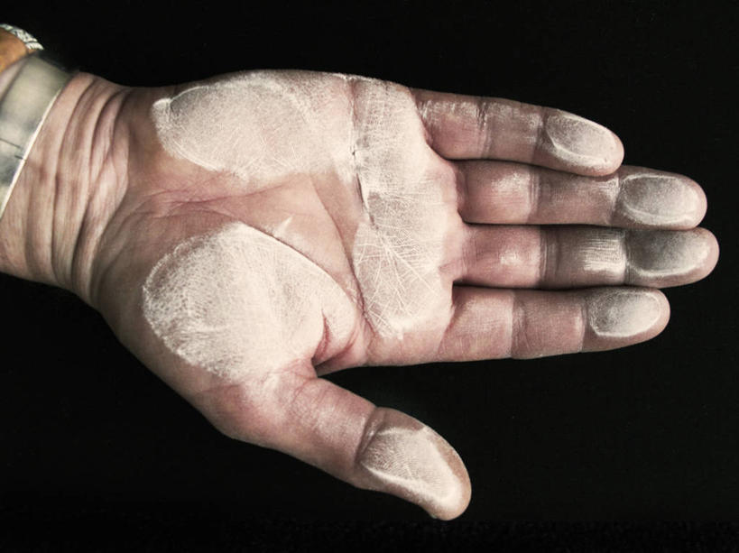 西方人,手,一个人,横图,室内,特写,白天,正面,欧洲,欧洲人,仅一个男性,仅一个人,仅一个中年男性,伸展,黑色背景,尘埃,手部,舒展,摄影,影棚,单手,灰尘,尘土,石灰石,男人,男性,中年男性,白种人,半身,彩图,影棚拍摄,拍摄