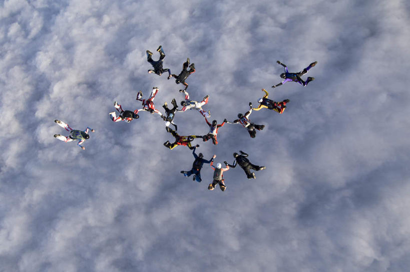 西方人,伙伴,朋友,跳伞运动员,横图,俯视,航拍,室外,白天,锻炼,友谊,成功,运动,合作,团队,信心,竞争,跳伞,帽子,欧洲,欧洲人,戴,服装,环绕,围绕,云,云朵,云层,许多人,速度,云彩,环抱,休闲装,极限运动,队伍,衣服,红色,蓝色,紫色,黑色,白云,蓝天,天空,天,一群人,休闲,休闲服,力量,平衡,服饰,缭绕,晴朗,协调,戴着,鸟瞰,成就,灵敏,合伙,柔韧,耐力,棉帽,体育,友情,男人,男性,年轻男性,年轻女性,女人,女性,白种人,晴空,伞兵,跳伞人,跳伞员,跳伞者,彩图,高角度拍摄,全身,健身