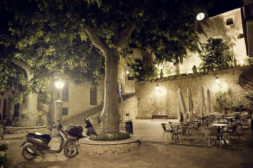 无人,家,栏杆,横图,室外,夜晚,仰视,旅游,度假,石头,美景,植物,别墅,楼梯,城市风光,城市,建筑,路灯,摩托车,金属制品,照明,西班牙,欧洲,三辆,金属,石子,房屋,阶梯,屋子,景观,公寓,建筑群,围栏,灯光,娱乐,建设,洋房,护栏,楼房,台阶,住宅,车,灯,树,树木,绿色,自然,交通工具,享受,休闲,景色,放松,生长,成长,照亮,照明设备,南欧,载具,帕尔马,西班牙王国,两盏,石块,岩石,彩图,低角度拍摄,房子