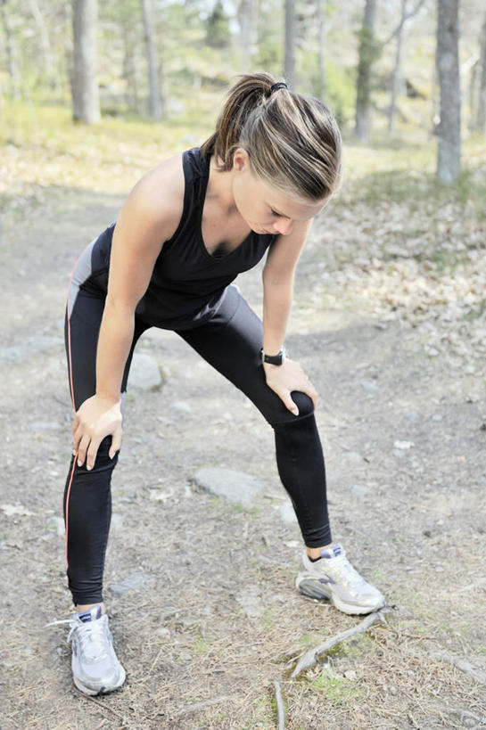 西方人,一个人,蹲,竖图,室外,白天,正面,运动服,运动鞋,锻炼,运动,树林,植物,道路,路,欧洲,欧洲人,仅一个年轻女性,仅一个女性,仅一个人,一块,戴,阴影,时间,光线,时钟,手表,影子,小路,交通,计时,运动裤,树,树木,黄色,绿色,白色,黑色,阳光,自然,钟表,辫子,表,乡间小路,生长,成长,腕表,戴着,紧身裤,体育,年轻女性,女人,女性,白种人,长发,钟,蹲着,彩图,全身,健身