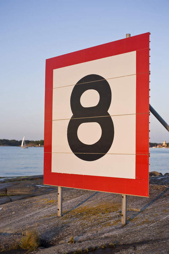 帆船,无人,竖图,室外,白天,正面,旅游,度假,海浪,海洋,石头,美景,指示牌,船,瑞典,欧洲,一块,一艘,阴影,波纹,光线,标志,石子,数字,文字,影子,字符,景观,浪花,涟漪,娱乐,标识,一个,红色,蓝色,白色,黑色,蓝天,水纹,天空,阳光,自然,海水,交通工具,波浪,天,靠,靠着,享受,休闲,景色,放松,阿拉伯数字,晴朗,单个,斯堪的纳维亚,自然风光,载具,北欧,斯堪的纳维亚半岛,海景,万里无云,水晕,瑞典王国,大海,风浪,海,海水的波动,近岸浪,石块,岩石,涌浪,晴空,晴空万里,彩图