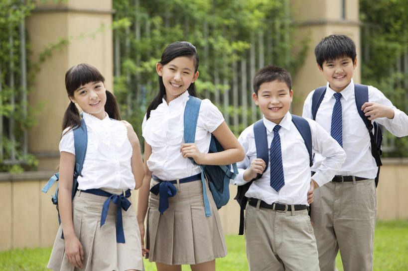 东方人,西方人,儿童,四个人,学生,操场,站,笑,微笑,露齿笑,横图,室外,白天,正面,裙子,快乐,兴奋,友谊,幸福,纯洁,信心,北京,欧洲,中国,欧洲人,亚洲,正装,并排,书包,教育,校园,刺激,小孩,背包,叉腰,休闲,健康,校服,活力,可爱,童年,童趣,摄影,生长,生活方式,享乐,肖像,童真,东亚,烂漫,无邪,无忧无虑,天真,男孩,女孩,白种人,亚洲人,中国人,孩子,彩图,欢乐,小学,男生,女生,小学生,白色人种,国际学校,挨着