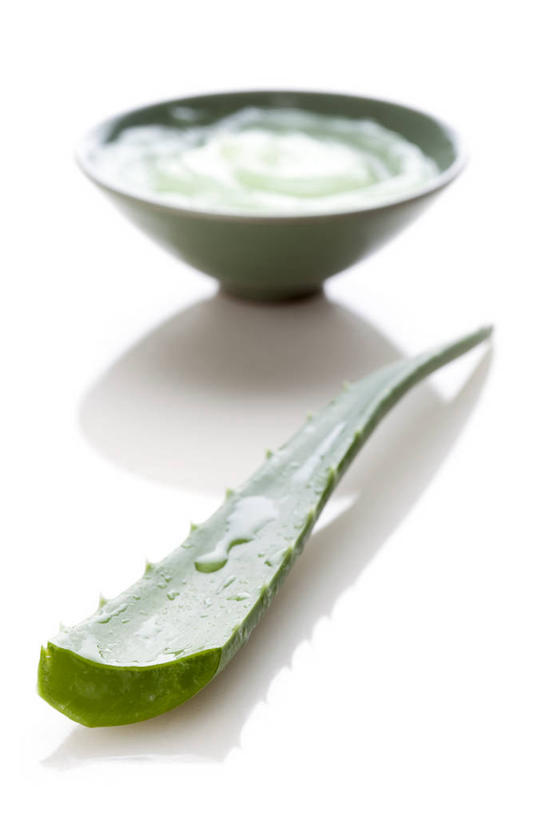 无人,竖图,特写,留白,白色背景,按摩,化妆,美容,芦荟,静物,北京,中国,亚洲,护肤,准备,反射,材料,瓷器,润肤露,水滴,自然,保养,享受,休闲,健康,面膜,放松,SPA水疗,保健,温泉浴场,摄影,有机食品,影棚,简单,化妆用品,草本,清新,摄影棚,华贵,东亚,纯净,养颜,替代疗法,美化,芦荟汁,矿泉疗养地,彩图,影棚拍摄,水疗,拍摄,SPA美容,成分