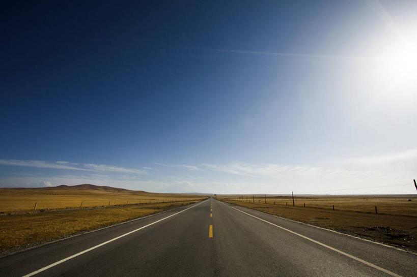 无人,横图,室外,白天,消失点,旅游,度假,旅途,美景,高速公路,路,日光,中国,亚洲,地平线,地形,景观,田地,交通,方向,娱乐,蓝色,风景,天空,自然,享受,休闲,景色,放松,运输,摄影,双黄线,宁静,自驾游,自然风光,东亚,地貌,青海省,万里无云,自然地理,彩图,旅行,青藏公路