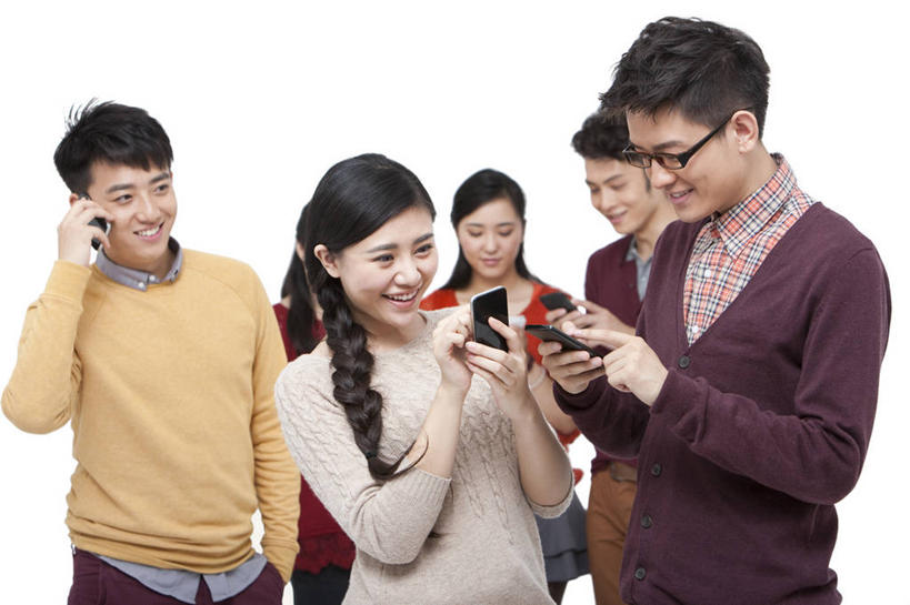 东方人,成年人,打电话,微笑,横图,留白,白色背景,侧面,毛衣,时尚,快乐,满意,兴奋,友谊,幸福,互联网,手机,北京,中国,春节,亚洲,节日,拿着,注视,休闲装,刺激,观察,看,休闲,摄影,影棚,观看,察看,便利,享乐,愉悦,关注,摄影棚,发短信,网上冲浪,智能手机,东亚,无线电技术,男人,男性,年轻男性,年轻女性,女人,女性,亚洲人,中国人,年轻人,半身,彩图,影棚拍摄,欢乐,拍摄,法定假日,挨着,传统节日