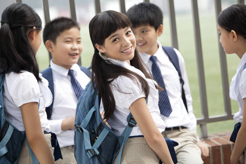 东方人,西方人,儿童,学生,笑,微笑,露齿笑,横图,室外,白天,侧面,裙子,聚会,快乐,友谊,幸福,纯洁,信心,北京,欧洲,中国,欧洲人,亚洲,五个人,正装,书包,栅栏,聚餐,教育,扭头,注视,校园,小孩,背包,观察,看,靠,靠着,转头,休闲,健康,校服,活力,可爱,童年,童趣,摄影,生长,生活方式,观看,察看,享乐,关注,肖像,童真,东亚,烂漫,无邪,无忧无虑,天真,男孩,女孩,白种人,亚洲人,中国人,孩子,说话,彩图,欢乐,小学,男生,女生,小学生,白色人种,国际学校,挨着