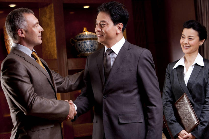 东方人,西方人,成年人,中年人,老年人,三个人,同事,商务人士,商务男性,商务女性,站,握手,微笑,横图,室内,正面,衬衫,商务,讨论,快乐,幸福,成功,合作,团队,集体,信心,酒店,北京,欧洲,中国,欧洲人,亚洲,套装,开会,会议,娱乐,大厅,队伍,会所,面对面,同意,财富,投资,俱乐部,摄影,权威,领导,成就,华贵,商务装,合伙,领袖,工薪阶层,东亚,欧洲文化,把握,老年男性,老年女性,男人,男性,女人,女性,白种人,亚洲人,中国人,白领,上班族,彩图,衬衣,首席执行官,头等舱,上层阶级,商务会议,白色人种,社交,掌控