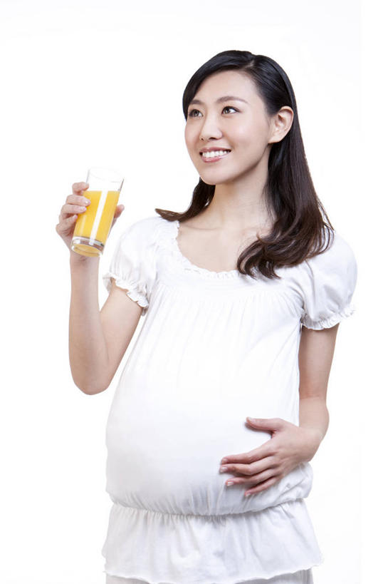 东方人,成年人,孕妇,一个人,家庭,站,笑,微笑,露齿笑,竖图,白色背景,正面,仰视,快乐,玻璃,亚洲,仅一个年轻女性,仅一个女性,仅一个人,喝,瓷器,食品,拿着,休闲装,温暖,温馨,一家人,怀孕,想,生活方式,和睦,享乐,待产,奶制品,清新,桔子汁,东亚,健康食物,北京市,妊娠,准妈妈,年轻女性,女人,女性,亚洲人,中国人,年轻人,产妇,半身,彩图,低角度拍摄,影棚拍摄,融洽