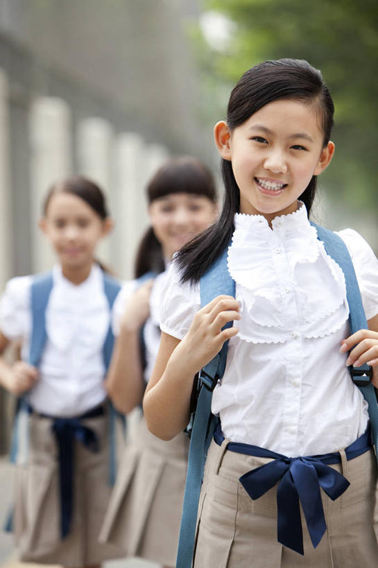 东方人,西方人,儿童,一个人,三个人,学生,笑,微笑,露齿笑,竖图,室外,白天,正面,裙子,快乐,友谊,幸福,纯洁,信心,北京,欧洲,中国,欧洲人,亚洲,仅一个女性,仅一个人,正装,书包,教育,校园,小孩,背包,仅一个小孩,健康,校服,活力,可爱,童年,童趣,摄影,生长,生活方式,早晨,肖像,童真,东亚,烂漫,无邪,无忧无虑,天真,女孩,女人,女性,白种人,亚洲人,中国人,孩子,步行,彩图,小学,女生,小学生,白色人种,国际学校,挨着