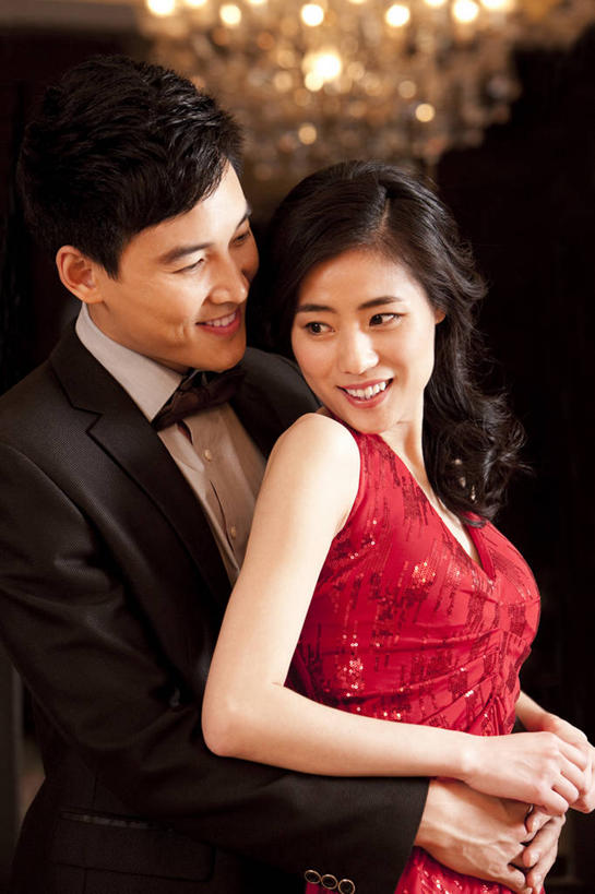 东方人,成年人,两个人,夫妻,竖图,夜晚,晚礼服,爱情,聚会,快乐,幸福,正装,浪漫,晚会,恩爱,乐趣,约会,恋人,摄影,生活方式,高雅,优美,享乐,华贵,水晶吊灯,欧洲文化,异性恋,男人,男性,年轻男性,年轻女性,女人,女性,亚洲人,中国人,年轻人,夫妇,情侣,休闲活动,彩图,晚宴服,舞会服,洋服,洋装,夜礼服,舞蹈,伴侣,上流社会