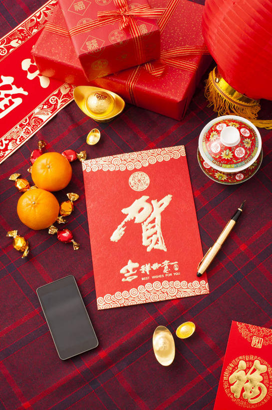无人,竖图,俯视,运气,静物,礼物,手机,照明,北京,春节,对联,亚洲,写,准备,堆叠,灯笼,纸灯笼,糖果,贺卡,古典,祝福,传统,红色,福字,灯具,汉字,财富,摄影,红包,照亮,珍贵,照明设备,中国文化,发短信,祝贺,墨水笔,智能手机,东亚,东亚文化,无线电技术,古代文明,茶杯,彩图,高角度拍摄,影棚拍摄,拜年,元宝,传统文化,传统节日