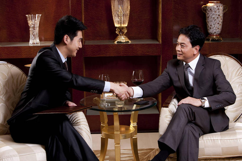 葡萄酒,东方人,成年人,中年人,老年人,两个人,商务人士,商务男性,坐,握手,微笑,横图,室内,正面,衬衫,商务,成功,信心,酒店,北京,中国,亚洲,套装,开会,会议,二郎腿,拿着,娱乐,大厅,会所,面对面,红葡萄酒,同意,财富,俱乐部,摄影,权威,专心,领导,扶手椅,葡萄酒杯,成就,华贵,商务装,合伙,工薪阶层,东亚,欧洲文化,把握,老年男性,男人,男性,年轻男性,亚洲人,中国人,年轻人,白领,上班族,彩图,衬衣,旅行,首席执行官,上层阶级,商务会议,社交,掌控