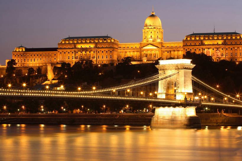 无人,宫殿,横图,室外,夜晚,河流,日落,建筑,欧洲,河岸,城镇,桥,首都,浪漫,图像,风景,地标建筑,摄影,铁环,锁链,链条,照亮,布达佩斯,束缚,都市风光,限制,链桥,约束,匈牙利共和国,彩图,旅行
