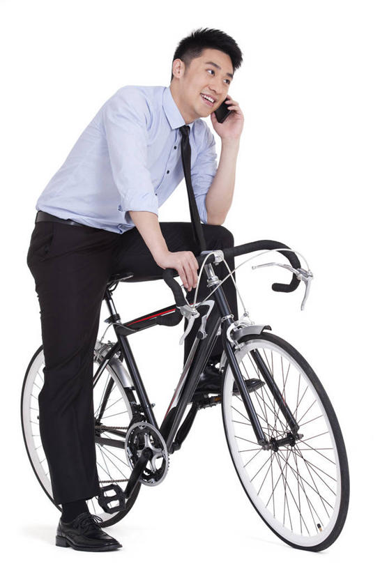 东方人,成年人,一个人,商务人士,商务男性,笑,打电话,微笑,露齿笑,竖图,留白,白色背景,衬衫,时尚,快乐,幸福,自行车,手机,北京,中国,亚洲,仅一个男性,仅一个人,套装,正装,车,脚踏车,仅一个年轻男性,骑,交通工具,看,骑车,休闲,放松,运输,摄影,影棚,生活方式,动作,便利,载具,摄影棚,商务装,网上冲浪,工薪阶层,智能手机,东亚,环境保护,无线电技术,自行车运动,男人,男性,年轻男性,亚洲人,中国人,年轻人,白领,上班族,休闲活动,彩图,影棚拍摄,衬衣,欢乐,拍摄,办公室职员