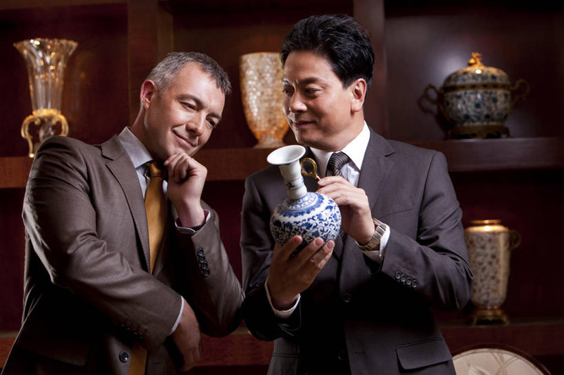 东方人,西方人,成年人,中年人,老年人,两个人,商务人士,商务男性,站,微笑,横图,室内,正面,衬衫,商务,满意,幸福,信心,花瓶,北京,欧洲,中国,欧洲人,亚洲,撑,套装,检查,艺术,分析,材料,放大镜,拿着,托腮,娱乐,会所,蓝色,白色,托,思考,想,财富,俱乐部,摄影,生活方式,古董,权威,专心,享乐,中国文化,托下巴,华贵,出示,商务装,工薪阶层,东亚,欧洲文化,判断,老年男性,男人,男性,白种人,亚洲人,中国人,白领,上班族,半身,彩图,衬衣,传统文化,头等舱,上层阶级,白色人种,社交,好奇心