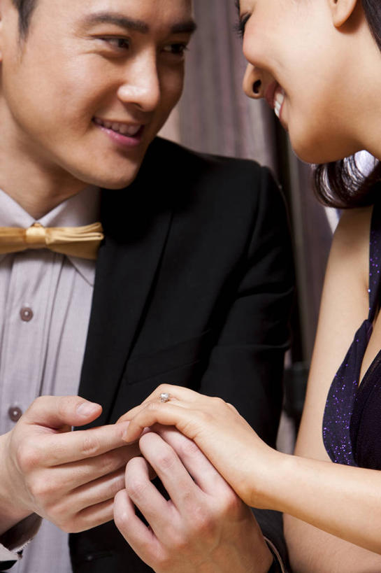 葡萄酒,东方人,成年人,两个人,夫妻,坐,竖图,特写,晚礼服,爱情,吃饭,快乐,幸福,餐桌,正装,浪漫,饮食,红葡萄酒,恩爱,乐趣,约会,恋人,摄影,生活方式,高雅,享乐,宴会,华贵,钻石戒指,欧洲文化,异性恋,男人,男性,年轻男性,年轻女性,女人,女性,亚洲人,中国人,年轻人,夫妇,情侣,休闲活动,手牵手,彩图,餐馆,伴侣