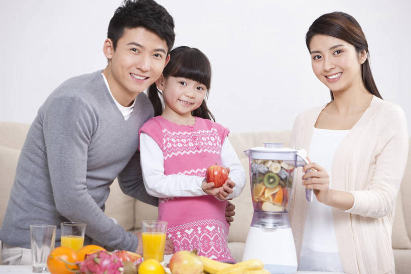 果汁,东方人,儿童,成年人,三个人,家庭,父母,母亲,父亲,女儿,儿子,家,笑,微笑,露齿笑,横图,室内,白天,白色背景,正面,快乐,幸福,纯洁,沙发,桌子,苹果,柠檬,石榴,香蕉,水果,北京,中国,亚洲,连接,准备,电器,房屋,食品,饮品,拿着,休闲装,榨汁机,饮食,火龙果,食物,饮料,小孩,休闲,健康,温暖,温馨,一家人,放松,活力,可爱,童年,童趣,摄影,有机食品,生长,生活方式,协助,和睦,维生素,起居室,享乐,关爱,可口,清新,桔子汁,童真,东亚,烂漫,无邪,健康食物,石榴籽,发展,适口,无忧无虑,天真,男人,男性,年轻男性,年轻女性,女孩,女人,女性,亚洲人,中国人,孩子,年轻人,玻璃杯,休闲活动,半身,彩图,欢乐,抗氧化剂,融洽,挨着