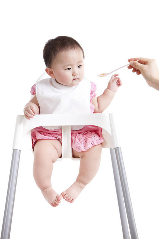 东方人,婴儿,儿童,成年人,手,两个人,家庭,母亲,坐,吃,竖图,留白,白色背景,正面,裙子,婴儿服装,幸福,纯洁,餐具,北京,中国,亚洲,连接,小的,塑胶,食品,饮品,围兜,拿着,依靠,休闲装,饮食,食物,饮料,小孩,餐巾,汤匙,健康,赤脚,活力,可爱,童年,童趣,摄影,活泼,影棚,生长,生活方式,婴儿用品,皮肤,保护,协助,支撑,部分,光滑,享乐,关爱,可口,摄影棚,亲情,宝宝,肖像,婴儿座椅,童真,饥饿,东亚,纯真,烂漫,无邪,健康食物,纯净,发展,柔和,细腻,平滑,口水巾,食饭兜,婴儿围脖,婴儿围兜,婴儿食品,喂养,适口,开端,无忧无虑,伶俐,天真,信任,亚洲人,中国人,孩子,彩图,影棚拍摄,爱,欢乐,拍摄,幼儿,弱点,挨着,饿