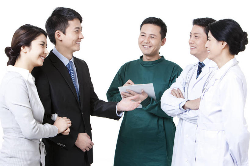 东方人,成年人,中年人,老年人,医生,病人,笑,双手交叉,微笑,露齿笑,横图,留白,白色背景,正面,工作服,制服,讨论,快乐,幸福,北京,中国,亚洲,五个人,勾,挽,写,套装,正装,工作,领带,医护人员,医疗人员,职业,面对面,服务,勾着,摄影,影棚,写字板,双手抱胸,关爱,摄影棚,挽着,拜访,东亚,实验服,外科医生,工作制服,技能,忠告,信任,老年男性,老年女性,男人,男性,年轻男性,年轻女性,女人,女性,中年男性,亚洲人,中国人,年轻人,大夫,说话,半身,彩图,影棚拍摄,工作套服,拍摄,病历,病历卡,门诊部,手术衣