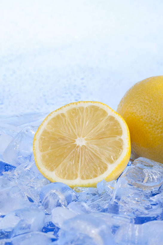 无人,竖图,彩色,特写,留白,柠檬,静物,水果,中国,亚洲,冰块,食品,饮食,两个,果肉,素食,冷,摄影,有机食品,影棚,生活方式,五颜六色,色彩斑斓,维生素,简单,清新,摄影棚,横截面,五彩缤纷,东亚,柑橘属,健康食物,纯净,五彩斑斓,五光十色,彩图,影棚拍摄,拍摄,膳食纤维,人造冰