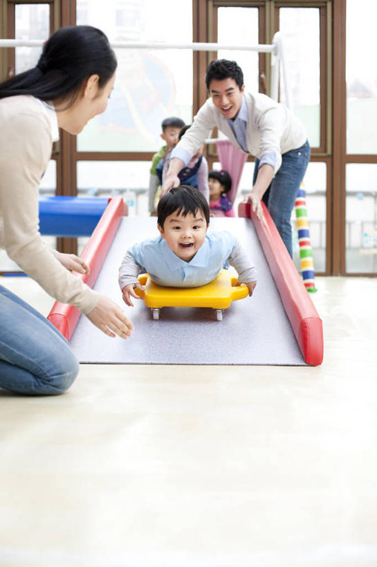 东方人,儿童,成年人,学生,教师,笑,微笑,露齿笑,竖图,室内,正面,游戏,快乐,幸福,纯洁,合作,信心,北京,中国,亚洲,五个人,滑,教育,休闲装,刺激,小孩,职业,教室,体育课,同学,活力,可爱,乐趣,童年,童趣,摄影,生长,生活方式,指导,活动,保护,协助,支撑,协调,专心,享乐,关爱,童真,东亚,烂漫,无邪,发展,勇气,责任,无忧无虑,天真,信任,男孩,男人,男性,年轻男性,年轻女性,女孩,女人,女性,亚洲人,中国人,孩子,年轻人,张开手臂,彩图,欢乐,男生,女生,挨着,好奇心