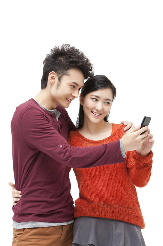 东方人,成年人,两个人,笑,微笑,露齿笑,竖图,特写,留白,白色背景,正面,毛衣,时尚,快乐,兴奋,友谊,幸福,互联网,手机,北京,中国,春节,亚洲,并排,拿着,休闲装,刺激,搭,自拍,摄影,影棚,便利,享乐,愉悦,搭着,摄影棚,发短信,网上冲浪,智能手机,东亚,无线电技术,异性恋,男人,男性,年轻男性,年轻女性,女人,女性,亚洲人,中国人,年轻人,半身,彩图,影棚拍摄,欢乐,拍摄,伴侣,挨着