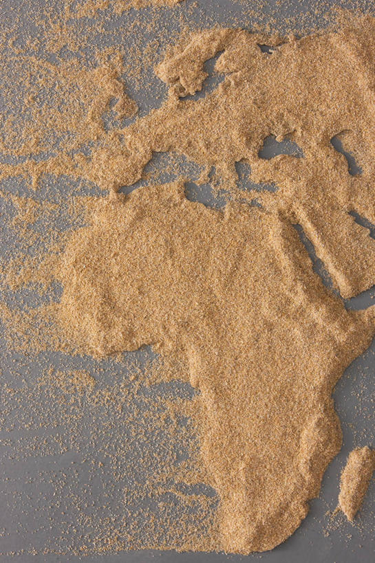 无人,竖图,俯视,特写,留白,沙漠,风,静物,地图,欧洲,非洲,灰色背景,环保,沙子,世界地图,自然灾害,自然,概念,摄影,能源,回收,资源,创造力,干旱,干的,利用,低碳,循环,环境保护,沙画,持续,想法,自然地理,彩图,高角度拍摄,影棚拍摄,地图学,测绘学