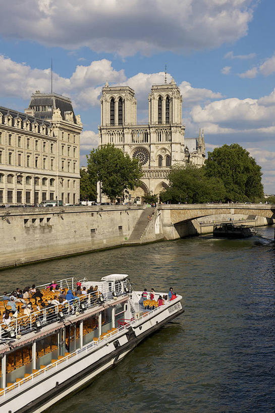 无人,教堂,竖图,室外,白天,旅游,河流,建筑,船,法国,巴黎,巴黎圣母院,欧洲,云,宏伟,风景,天空,地标建筑,摄影,建造,塞纳河,观光船,彩图,旅行,大教堂