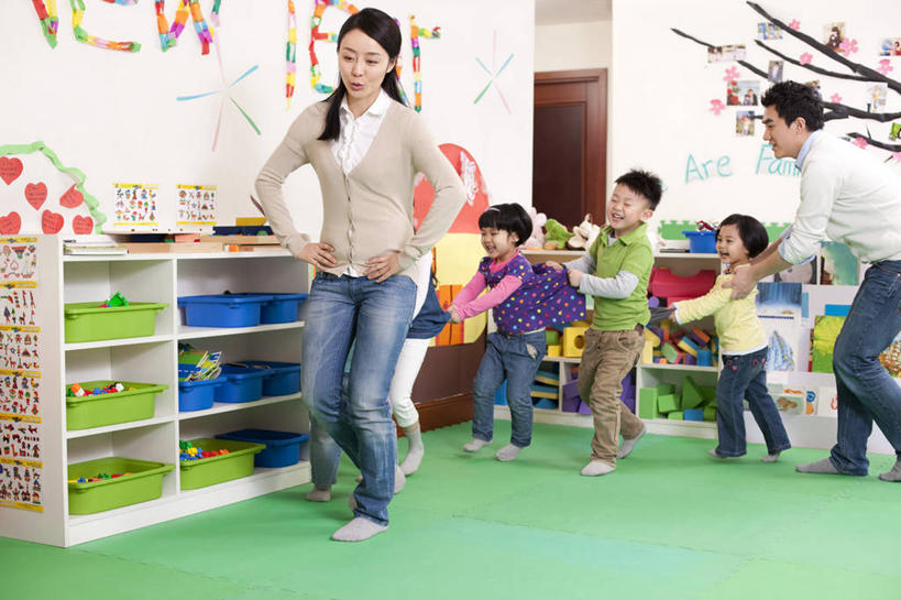 东方人,儿童,成年人,学生,教师,笑,微笑,露齿笑,横图,室内,侧面,游戏,快乐,兴奋,友谊,幸福,纯洁,合作,团队,玩具,北京,中国,亚洲,一排,追赶,整齐,毯子,教育,拿着,休闲装,手叉腰,刺激,排列,小孩,瑜伽垫,垫子,叉腰,职业,教室,体育课,同学,活力,可爱,乐趣,童年,童趣,摄影,生长,生活方式,活动,支撑,享乐,双手叉腰,队列,关爱,瑜伽毯,童真,东亚,烂漫,无邪,发展,无忧无虑,天真,信任,男孩,男人,男性,年轻男性,年轻女性,女孩,女人,女性,亚洲人,中国人,孩子,年轻人,彩图,欢乐,男生,女生,挨着