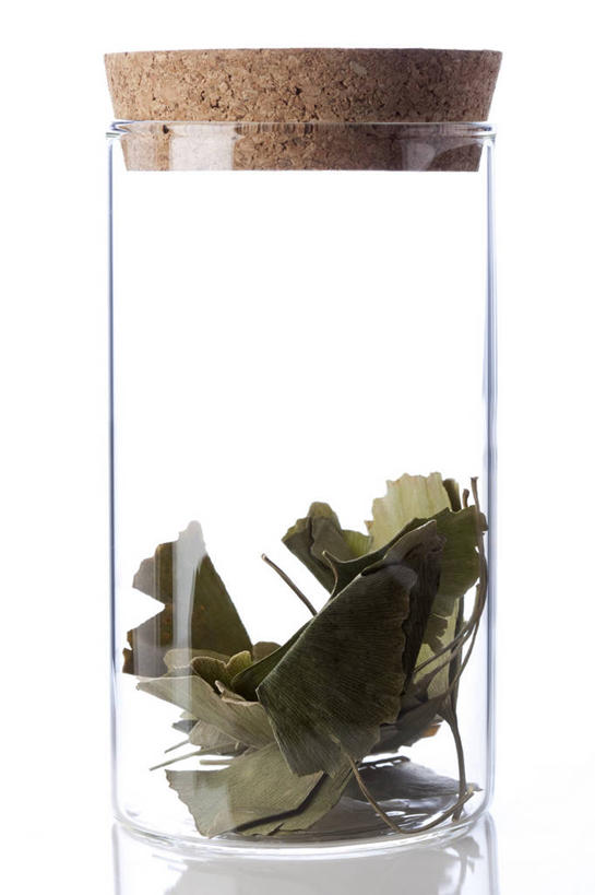 无人,竖图,留白,白色背景,银杏树,静物,叶子,玻璃,北京,中国,亚洲,堆叠,丰富,反射,材料,瓷器,草药,药草,软木塞,传统,自然,瓶子,干花,瓶盖,摄影,有机食品,堆,简单,草本,中国文化,干的,中医,东亚,替代疗法,银杏,彩图,影棚拍摄,传统文化,成分