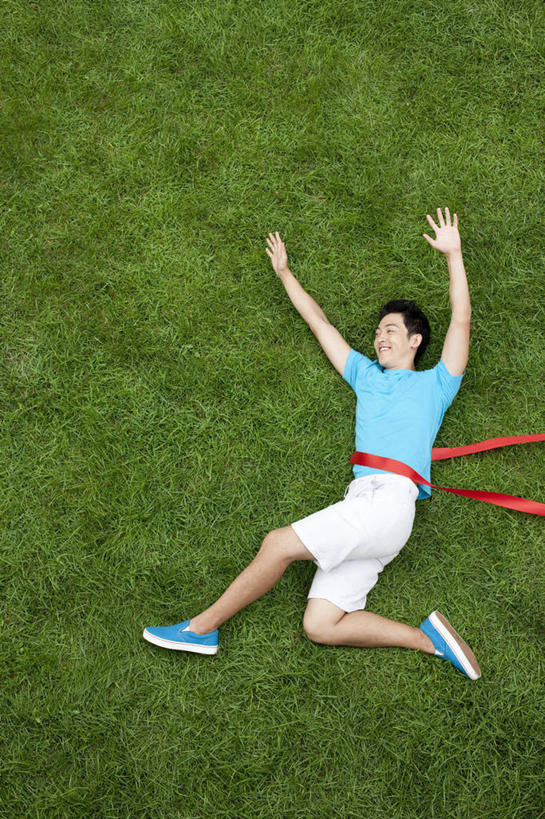 东方人,成年人,一个人,公园,躺,跑,举,微笑,竖图,俯视,室外,白天,留白,锻炼,旅游,度假,快乐,兴奋,成功,比赛,运动,竞争,赛跑,草地,美景,中国,亚洲,第一名,仅一个男性,仅一个人,景观,休闲装,娱乐,刺激,草,仅一个年轻男性,绿色,自然,夏天,托,享受,休闲,景色,放松,幻想,活力,乐趣,模仿,摄影,生活方式,幽默,创造力,享乐,体育运动,自然风光,终点线,户外活动,想象,东亚,获胜,体育,男人,男性,年轻男性,亚洲人,中国人,年轻人,休闲活动,举起,举手,举着,向上举,向上伸,向上托,彩图,高角度拍摄,健身,欢乐