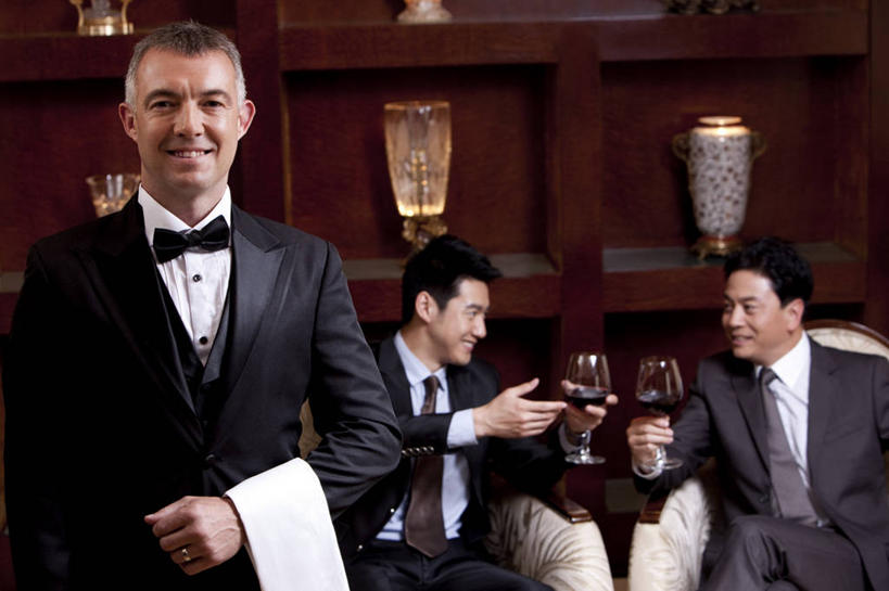 葡萄酒,东方人,西方人,成年人,中年人,老年人,三个人,商务人士,管家,商务男性,坐,微笑,横图,室内,正面,衬衫,商务,讨论,骄傲,成功,信心,酒店,北京,欧洲,中国,欧洲人,亚洲,准备,套装,服装,开会,会议,二郎腿,拿着,娱乐,大厅,传统,会所,面对面,红葡萄酒,服务,财富,俱乐部,摄影,严肃,权威,领导,扶手椅,神圣,葡萄酒杯,成就,祝贺,华贵,肖像,商务装,合伙,工薪阶层,东亚,欧洲文化,燕尾服,把握,认真,老年男性,男人,男性,年轻男性,白种人,亚洲人,中国人,年轻人,白领,上班族,侍者,半身,彩图,衬衣,礼服,旅行,传统文化,首席执行官,上层阶级,商务会议,白色人种,社交,掌控