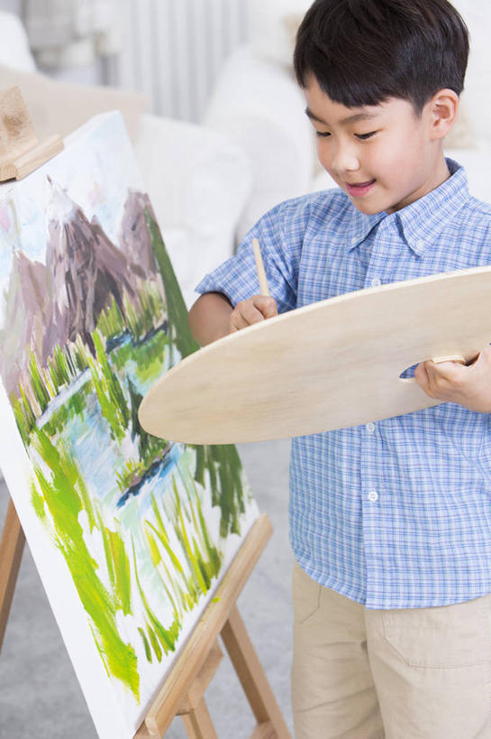 东方人,儿童,一个人,家庭,站,竖图,室内,白天,正面,快乐,幸福,纯洁,智慧,油画,亚洲,仅一个男性,仅一个人,艺术,画板,拿着,注视,休闲装,小孩,画笔,观察,看,仅一个小孩,温暖,温馨,一家人,可爱,童年,童趣,摄影,生长,观看,和睦,察看,创造力,享乐,关注,作画,梦想,想象,童真,渴望,东亚,烂漫,无邪,颜料盘,美术工艺,无忧无虑,天真,男孩,男人,男性,亚洲人,中国人,孩子,休闲活动,彩图,影棚拍摄,融洽,男生,小学生,好奇心