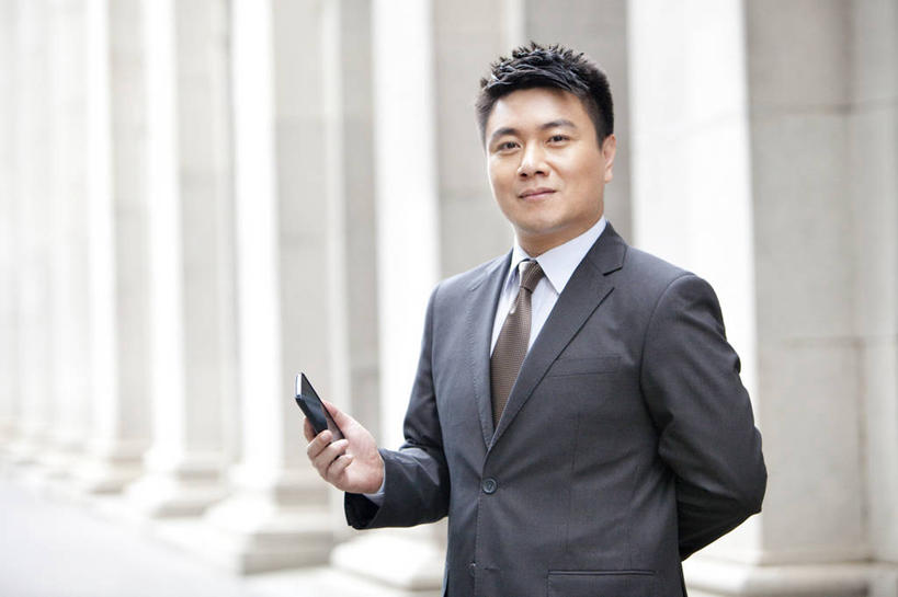 东方人,成年人,中年人,老年人,一个人,商务人士,商务男性,银行,微笑,横图,室外,白天,留白,正面,衬衫,商务,通讯,幸福,智慧,骄傲,成功,信心,技术,建筑,手机,香港,中国,亚洲,仅一个男性,仅一个人,仅一个中年男性,套装,正装,柱子,触摸屏,领带,联系,拿着,职业,独立,办公大楼,个性,金融,投资,摄影,生活方式,权威,便利,领导,经理,成就,都市风光,决心,肖像,商务装,网上银行,市区,工薪阶层,智能手机,渴望,东亚,背手,计划书,无线电技术,技能,想法,能力,把握,金融区,老年男性,男人,男性,中年男性,亚洲人,中国人,白领,上班族,半身,彩图,衬衣,办公室职员,首席执行官,手机银行,财会,掌控