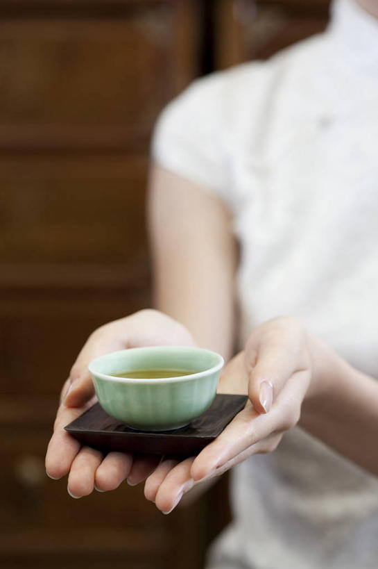 东方人,成年人,一个人,竖图,室内,特写,正面,茶,北京,中国,亚洲,仅一个年轻女性,仅一个女性,仅一个人,准备,旗袍,绿茶,茶道,食品,饮品,古典,杯,拿着,传统,饮食,食物,饮料,茶碟,容器,茶馆,花茶,职业,陶器,服务,摄影,有机食品,中国茶,部分,高雅,可口,中国文化,出示,东亚,热饮,健康食物,适口,年轻女性,女人,女性,亚洲人,中国人,年轻人,茶杯,捧着,彩图,传统服装,给予,传统文化,青瓷