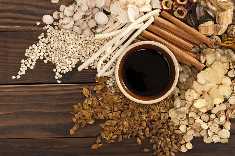 无人,医生,横图,俯视,化妆,美容,植物,连翘,静物,北京,中国,亚洲,许多,护肤,药,准备,堆叠,丰富,木制,材料,瓷器,液体,草药,药草,陶瓷制品,肉桂,很多,传统,中药,药水,碗,医护人员,医疗人员,保养,享受,休闲,健康,山楂树,放松,保健,摄影,有机食品,多样,堆,甘草,研磨,草本,中国文化,医疗器械,药材,中草药,选择,干的,营养品,薏米,中医,东亚,养颜,中药材,本草,技能,黄连,大夫,青翘,落翘,连壳,黄奇丹,黄花条,彩图,高角度拍摄,影棚拍摄,杜仲,白芍,SPA美容,木通,传统文化,汉医,成分