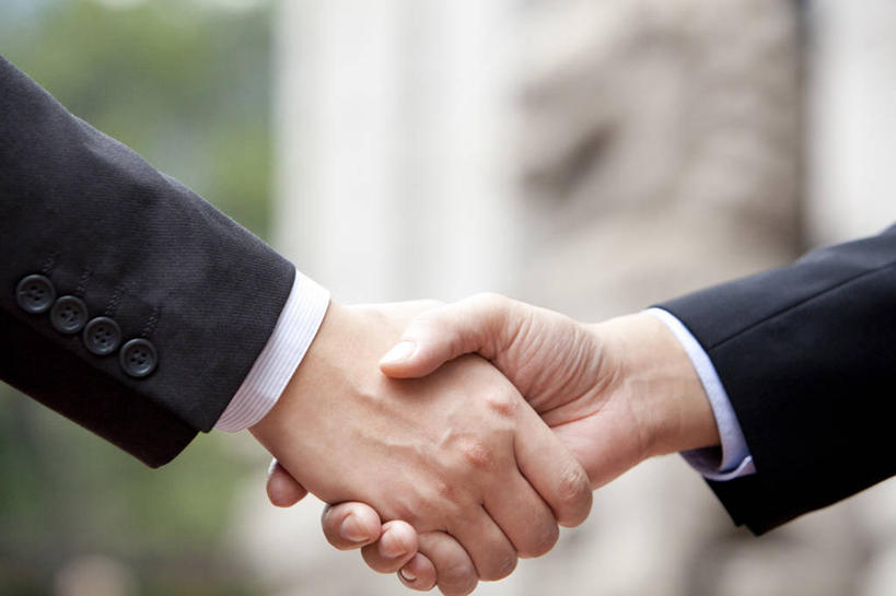 东方人,成年人,手,两个人,同事,商务人士,商务男性,银行,握手,横图,室外,白天,衬衫,商务,成功,合作,团队,集体,信心,建筑,香港,中国,亚洲,套装,正装,队伍,职业,办公大楼,同意,金融,投资,摄影,生活方式,部分,领导,经理,成就,都市风光,商务装,合伙,领袖,市区,工薪阶层,东亚,信任,金融区,男人,男性,亚洲人,中国人,白领,上班族,彩图,衬衣,办公室职员,财会