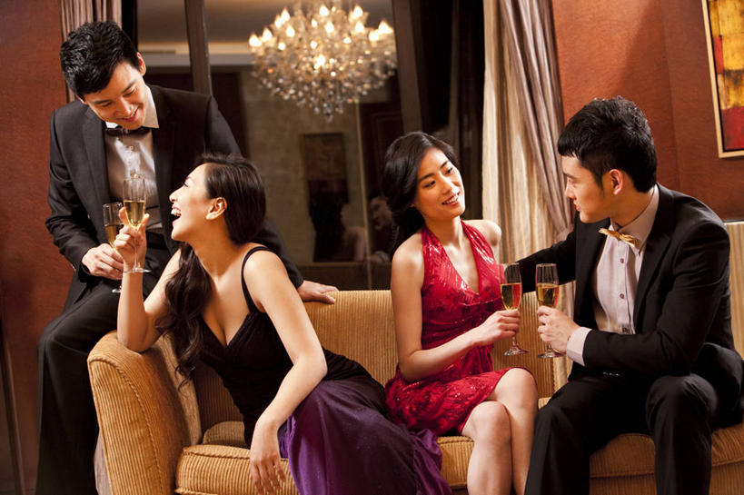 东方人,成年人,四个人,夫妻,坐,横图,夜晚,晚礼服,爱情,聚会,快乐,幸福,正装,浪漫,晚会,香槟,恩爱,乐趣,约会,恋人,摄影,生活方式,高雅,优美,享乐,华贵,水晶吊灯,欧洲文化,异性恋,男人,男性,年轻男性,年轻女性,女人,女性,亚洲人,中国人,年轻人,夫妇,情侣,休闲活动,彩图,晚宴服,舞会服,洋服,洋装,夜礼服,伴侣,上流社会