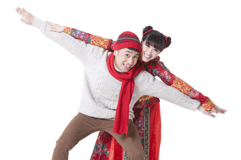 东方人,成年人,两个人,笑,微笑,露齿笑,横图,留白,白色背景,正面,毛衣,快乐,幸福,帽子,北京,中国,春节,亚洲,浪漫,休闲装,飞,传统,盛装,衣服,围巾,摄影,影棚,幽默,愉悦,发髻,中国文化,摄影棚,东亚,编织帽,异性恋,男人,男性,年轻男性,年轻女性,女人,女性,亚洲人,中国人,年轻人,张开手臂,彩图,影棚拍摄,传统服装,装扮,拍摄,伴侣,唐装,传统文化,挨着,传统节日