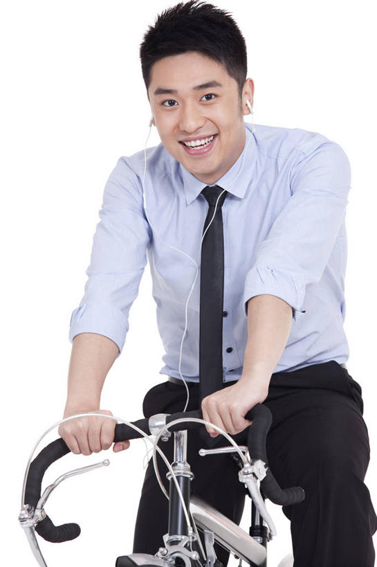 东方人,成年人,一个人,商务人士,商务男性,笑,微笑,露齿笑,竖图,留白,白色背景,正面,衬衫,时尚,快乐,幸福,自行车,北京,中国,亚洲,仅一个男性,仅一个人,套装,正装,耳塞,音乐,听,车,脚踏车,仅一个年轻男性,骑,耳机,交通工具,骑车,休闲,运输,摄影,影棚,生活方式,动作,载具,摄影棚,商务装,工薪阶层,东亚,环境保护,自行车运动,男人,男性,年轻男性,亚洲人,中国人,年轻人,白领,上班族,休闲活动,彩图,影棚拍摄,衬衣,欢乐,拍摄,办公室职员