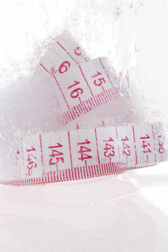 无人,竖图,白色背景,静物,北京,中国,亚洲,冰,冰块,卷尺,概念,健康,摄影,测量工具,控制,创造力,酷,瘦身,东亚,彩图,全画面,全框架,全帧,影棚拍摄,全画幅