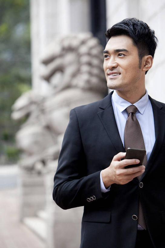 东方人,成年人,一个人,商务人士,商务男性,银行,笑,微笑,露齿笑,竖图,室外,特写,白天,正面,衬衫,商务,快乐,通讯,幸福,骄傲,成功,信心,互联网,技术,建筑,手机,雕塑,香港,中国,亚洲,仅一个男性,仅一个人,套装,正装,触摸屏,领带,联系,拿着,仅一个年轻男性,职业,独立,办公大楼,个性,活力,金融,投资,摄影,生活方式,便利,享乐,成就,都市风光,发短信,决心,商务装,网上银行,网上冲浪,市区,工薪阶层,智能手机,渴望,东亚,无线电技术,技能,想法,金融区,男人,男性,年轻男性,亚洲人,中国人,年轻人,白领,上班族,半身,彩图,衬衣,欢乐,办公室职员,手机银行,财会