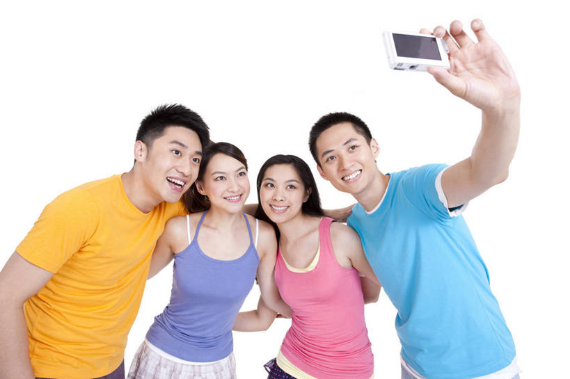 东方人,成年人,四个人,笑,微笑,露齿笑,横图,留白,白色背景,正面,时尚,快乐,友谊,幸福,相机,北京,中国,亚洲,并排,拿着,休闲装,拍照,数码相机,看,休闲,个性,活力,乐趣,搭,自拍,摄影,影棚,生活方式,便利,酷,享乐,搭着,摄影棚,东亚,无忧无虑,男人,男性,年轻男性,年轻女性,女人,女性,亚洲人,中国人,年轻人,彩图,影棚拍摄,欢乐,拍摄,挨着,广角拍摄