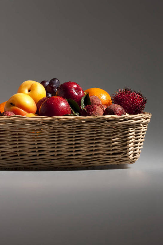 无人,竖图,彩色,特写,留白,李子,荔枝,杏,静物,水果,亚洲,灰色背景,丰富,篮子,食品,饮食,摄影,有机食品,影棚,红毛丹,堆,五颜六色,宁静,色彩斑斓,清新,摄影棚,选择,五彩缤纷,东亚,健康食物,纯净,五彩斑斓,五光十色,彩图,影棚拍摄,拍摄,红葡萄