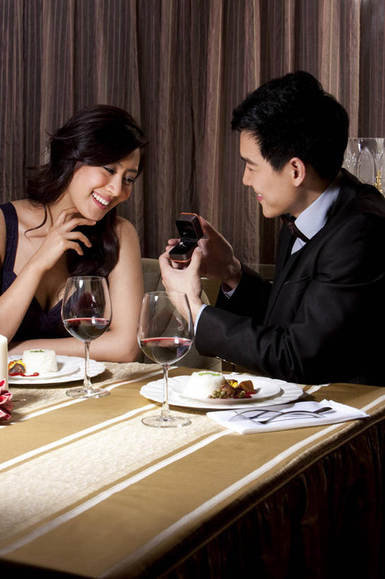 葡萄酒,东方人,成年人,两个人,夫妻,坐,竖图,晚礼服,爱情,吃饭,快乐,幸福,餐桌,正装,浪漫,饮食,红葡萄酒,恩爱,乐趣,约会,恋人,摄影,生活方式,惊奇,高雅,享乐,宴会,华贵,钻石戒指,欧洲文化,异性恋,男人,男性,年轻男性,年轻女性,女人,女性,亚洲人,中国人,年轻人,夫妇,情侣,休闲活动,彩图,餐馆,伴侣