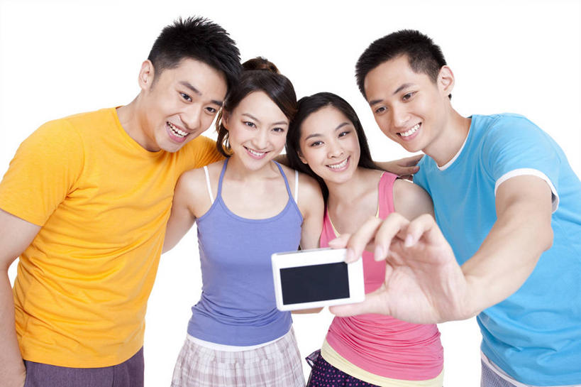 东方人,成年人,四个人,笑,微笑,露齿笑,横图,留白,白色背景,正面,时尚,快乐,友谊,幸福,相机,北京,中国,亚洲,并排,拿着,休闲装,拍照,数码相机,看,休闲,个性,活力,乐趣,搭,自拍,摄影,影棚,生活方式,便利,酷,享乐,搭着,摄影棚,东亚,无忧无虑,男人,男性,年轻男性,年轻女性,女人,女性,亚洲人,中国人,年轻人,彩图,影棚拍摄,欢乐,拍摄,挨着,广角拍摄