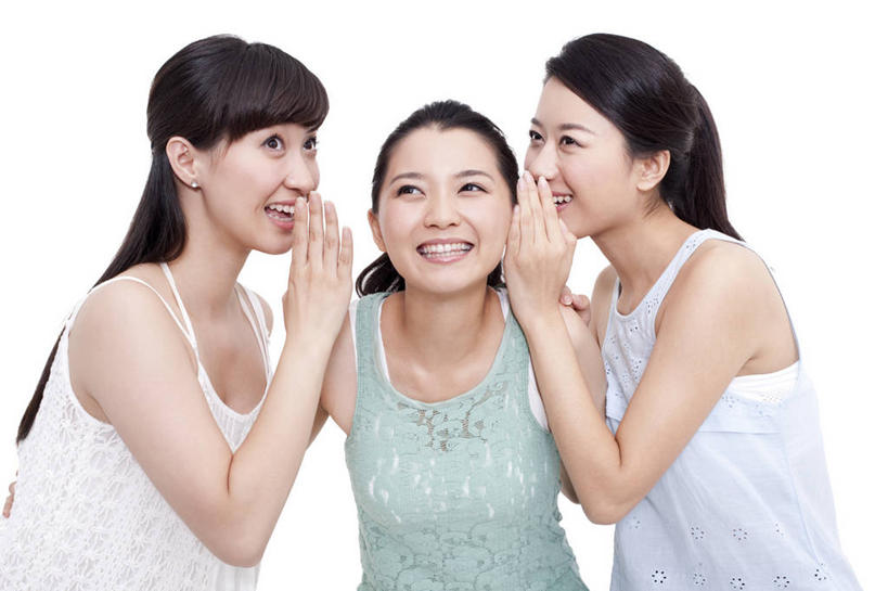 东方人,成年人,一个人,三个人,微笑,横图,留白,白色背景,时尚,快乐,兴奋,友谊,幸福,分享,北京,中国,亚洲,仅一个年轻女性,仅一个女性,仅一个人,传递,听,休闲装,刺激,休闲,放松,乐趣,搭,摄影,影棚,生活方式,酷,享乐,搭着,摄影棚,消息,耳语,东亚,年轻女性,女人,女性,亚洲人,中国人,年轻人,休闲活动,捧着,说话,半身,彩图,影棚拍摄,欢乐,拍摄,闺密,挨着,好消息