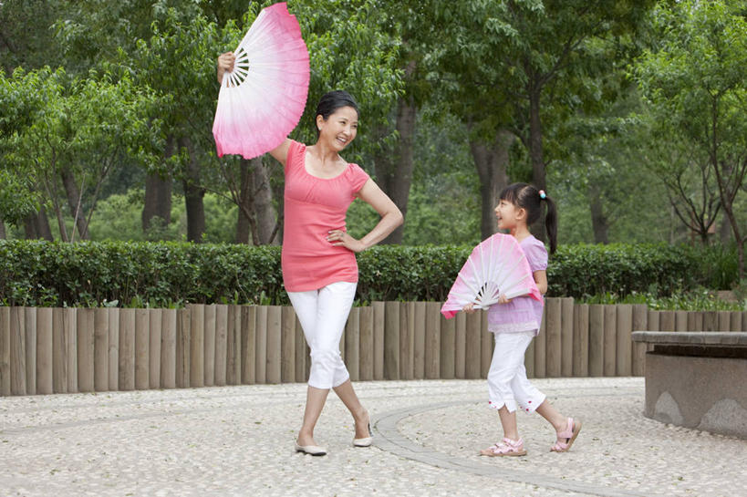 东方人,儿童,成年人,中年人,老年人,两个人,家庭,祖母,公园,笑,微笑,横图,室外,白天,正面,锻炼,旅游,度假,快乐,满意,幸福,纯洁,美景,北京,中国,亚洲,景观,休闲装,娱乐,传统,刺激,树,小孩,绿色,自然,夏天,叉腰,教,享受,休闲,健康,景色,放松,可爱,乐趣,童年,童趣,摄影,指导,活动,退休,享乐,关爱,中国文化,自然风光,亲情,童真,东亚,烂漫,无邪,技能,无忧无虑,天真,老年女性,女孩,女人,女性,亚洲人,中国人,孩子,孙女,彩图,欢乐,舞蹈,传统文化,精力,人老心不老,扇舞,代沟